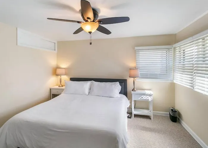 Dt With 2 Fireplaces By Navy Base * Libertyville