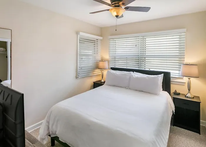 Dt With 2 Fireplaces By Navy Base *